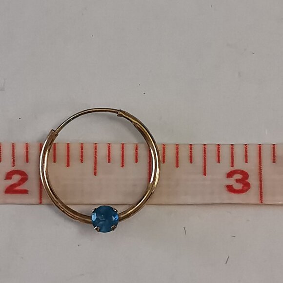 10 Kt Gold 'keeper' hoop Earrings with Blue Topaz stones - Picture 4 of 8